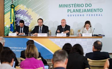 Brasília - Os ministros da Fazenda, Nelson Barbosa (E), e  do Planejamento, Valdir Simão, anunciam cortes no Orçamento e mudanças fiscais para 2016 (Marcelo Camargo/Agência Brasil)