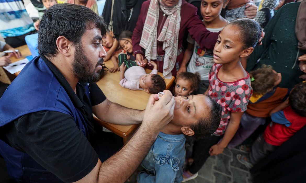 Palestina- 01/09/2024 Crianças palestinas são vacinadas contra a poliomielite, em um centro de saúde das Nações Unidas em Deir Al-Balah, no centro da Faixa de Gaza.  REUTERS/Ramadan Abed