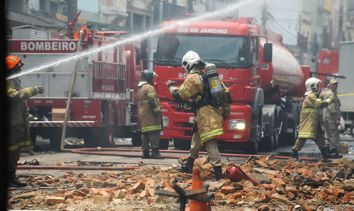 Rio de Janeiro - Bombeiros combatem incêndio em loja de material de festas perto da estação Centro do Brasil, centro do Rio (Tânia Rêgo/Agência Brasil)