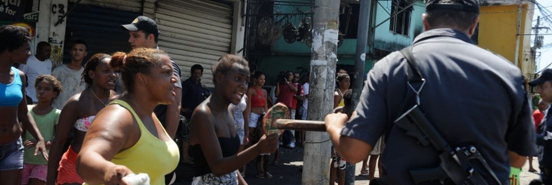 Dezenas de pessoas protestam contra a demolição de casas da Comunidade do Metrô, que fica às margens da Avenida Radial Oeste e próxima ao Maracanã. O trabalho de demolição está sendo feito pela prefeitura para que seja construído um parque no local