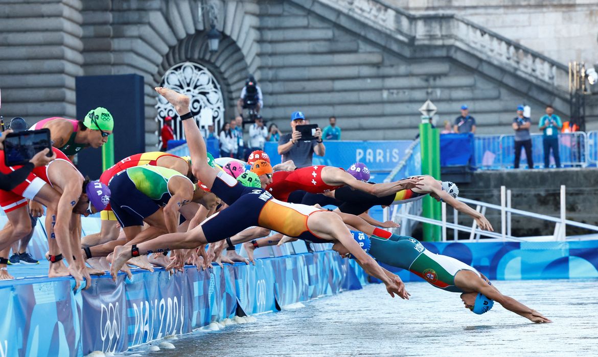 Triatletas mergulham no rio Sena
 5/8/2024   REUTERS/Piroschka Van De Wouw