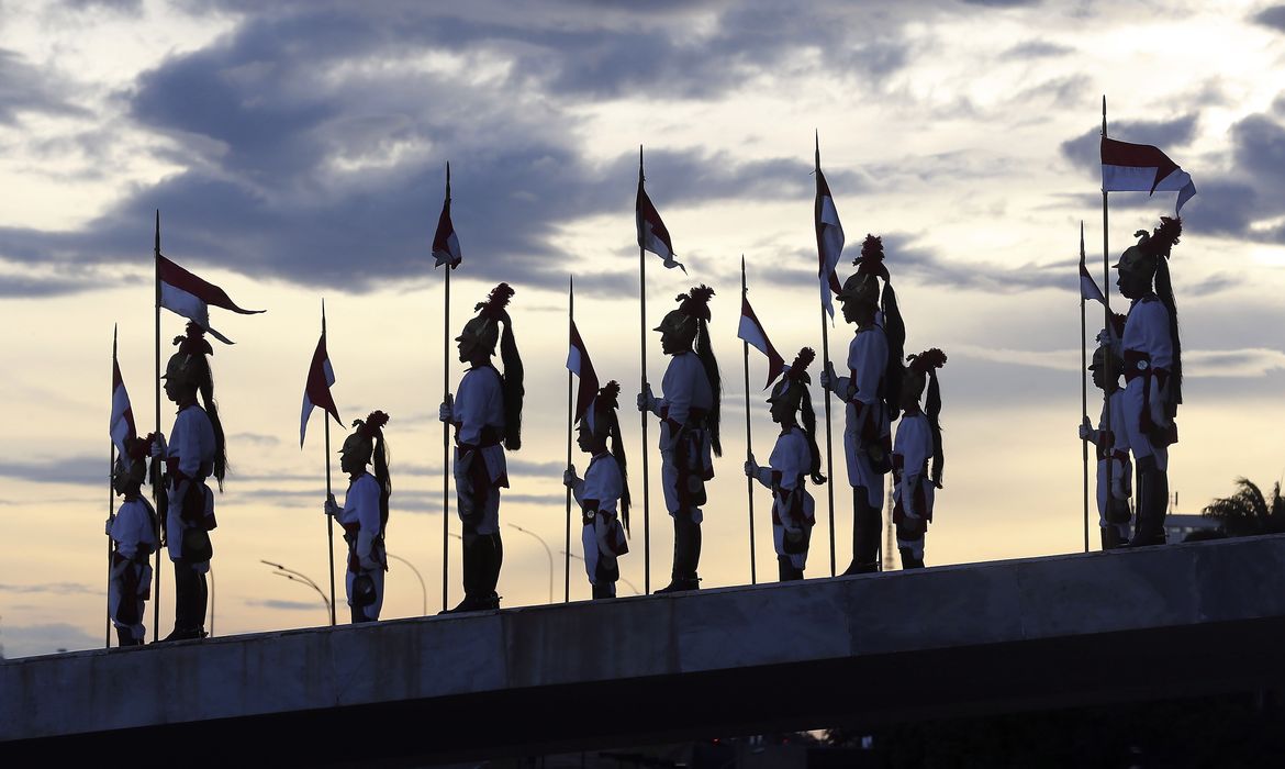 Brasília - O Primeiro Regimento de Cavalaria de Guardas, conhecido como Dragões da Independência, faz a troca da guarda em frente ao Palácio do Planalto (Valter Campanato/Agência Brasil)