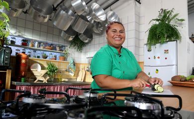 Rio de Janeiro (RJ), 16/05/2024 - Regina Tchelly, apresentadora do novo programa da TV Brasil, Xodó de Cozinha, no Morro da Babilônia. Foto: Tânia Rêgo/Agência Brasil