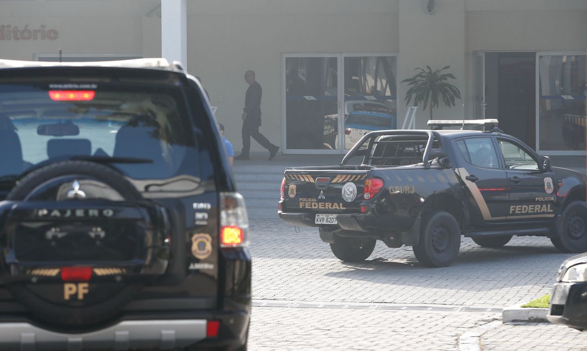 Rio de Janeiro - Movimentação intensa na Cidade da Polícia com a megaoperação para prender PMs suspeitos de apoiar o tráfico, na Baixada Fluminense (Tomaz Silva/Agência Brasil)