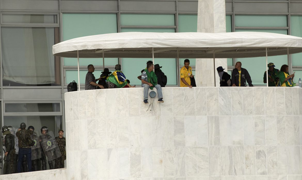 Brasília (DF), 08/01/2023 - Golpistas invadem prédios públicos na praça dos Três Poderes, e invadem áreas do Palácio do Planalto. 
