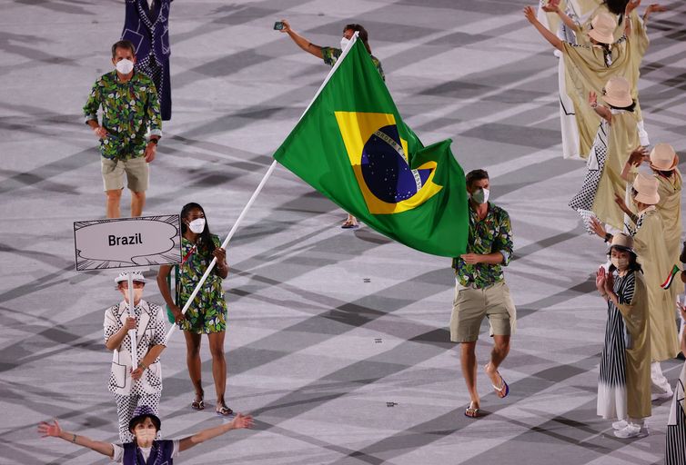 O jogador de voleibol Bruninho e a judoca Ketleyn Quadros foram os porta-bandeiras do Time Brasil.