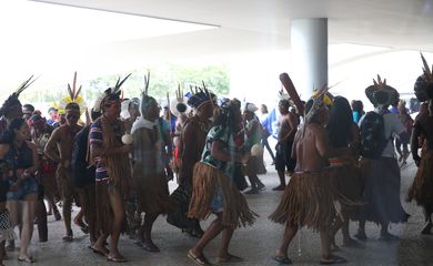 Brasília - Índios fazem manifestação em frente ao Palácio do Planalto (Antônio Cruz/Agência Brasil)