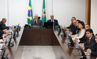 Brasília - O presidente Michel Temer e o ministro da Justiça, Alexandre de Moraes, participam de reunião com governadores de vários estados  (José Cruz/Agência Brasil)