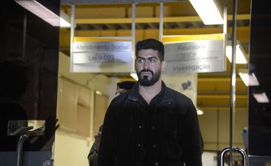 O presidente da associação de moradores da Muzema, Marcelo Diniz Anastácio da Silva, presta depoimento na  Delegacia Policial, na Barra da Tijuca, sobre o desabamento de dois prédios na comunidade.