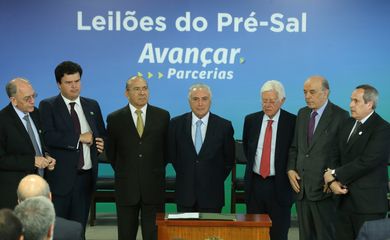 Brasília - O presidente Michel Temer participa da cerimônia de assinatura de contratos de novas áreas de exploração do pré-sal, no Palácio do Planalto (Valter Campanato/Agência Brasil)