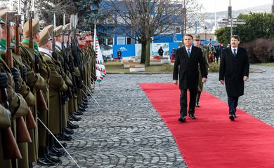 (Budapeste - Hungria, 17/02/2022) Presidente da República Jair Bolsonaro acompanhado do Presidente da Hungria, János Áder, recebem honras de Chefe de Estado.
Foto: Isac Nóbrega/PR