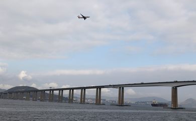 Vista da Ponte Rio-Niterói a partir da barca que faz a ligação entre a Praça XV e a Ilha de Paquetá.
