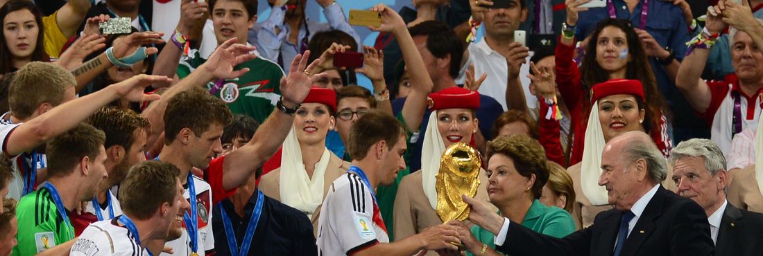A presidenta Dilma Rousseff e o presidente da Fifa, Joseph Blatter, entregam a taça de campeão da Copa do Mundo 2014 a equipe da Alemanha.