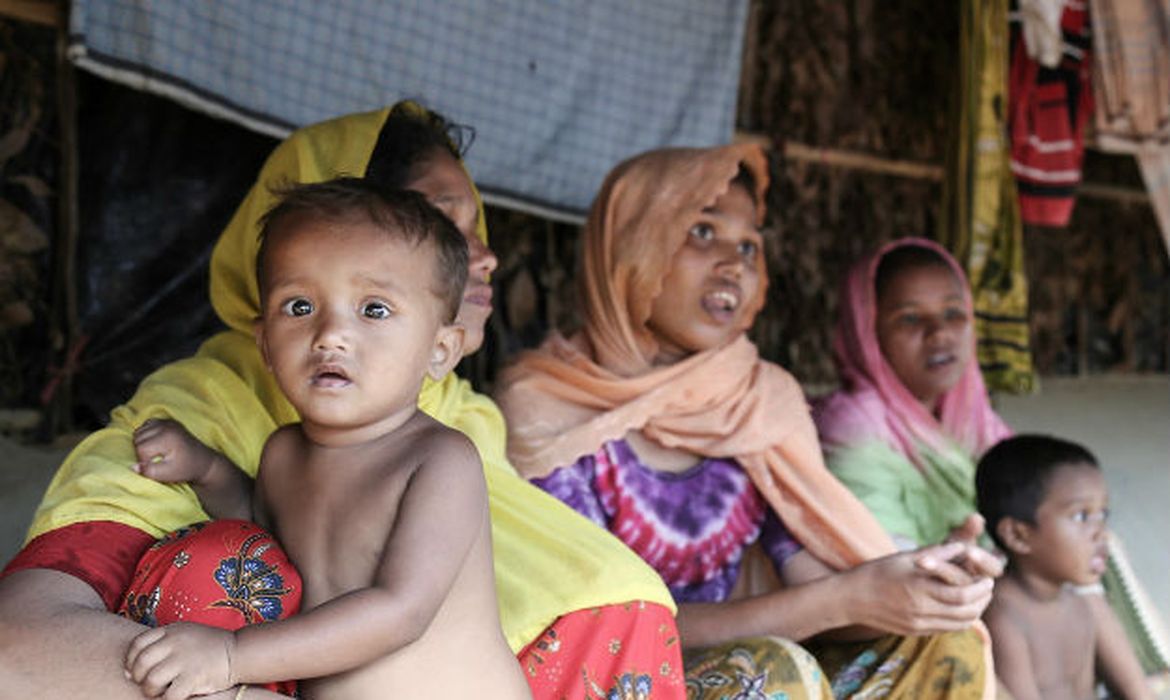 Famílias rohingyas no acampamento improvisado de Balukhali, em Cox's Bazar, Bangladesh