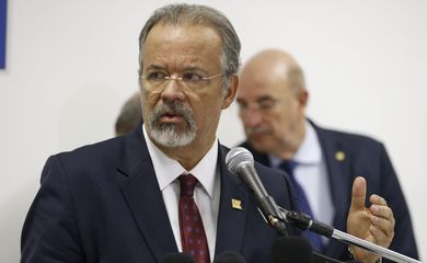 Rio de Janeiro - O ministro da Defesa, Raul Jungmann, fala após reunião no Palácio Guanabara para discutir segurança pública no Rio de Janeiro  (Tomaz Silva/Agência Brasil)