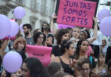 Mulheres fazem caminhada em solidariedade às manifestações feministas na América Latina, que tem países com alta taxa de feminicídio, segundo a ONU