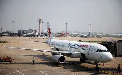 Avião da companhia aérea chinesa China Eastern Airlines no aeroporto de Pequim