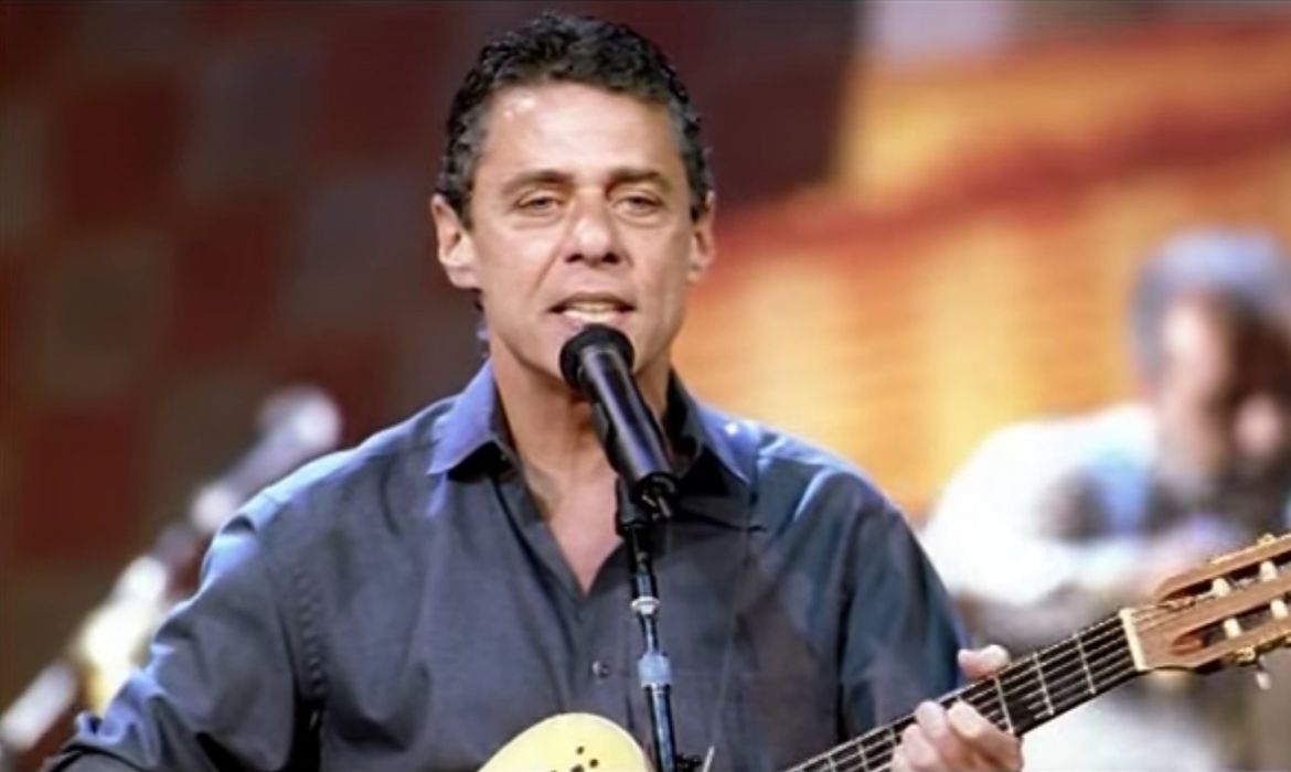 Brasília (DF) 13/06/2025 - Na semana do aniversário de 81 anos do cantor e compositor Chico Buarque, na quinta (19), o programa Samba na Gamboa homenageia o bamba na edição especial deste domingo (15), às 13h, na TV Brasil. A apresentadora Teresa Cristina recebe o sambista mineiro Moyseis Marques para conversar sobre o veterano e interpretar repertório de sucessos. Foto: TV Brasil