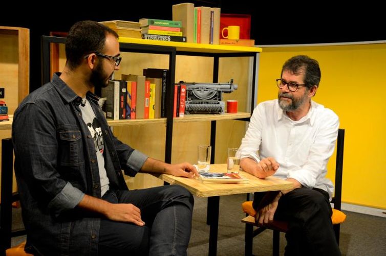 Raphael Montes conversa com o escritor e roteirista Marçal Aquino