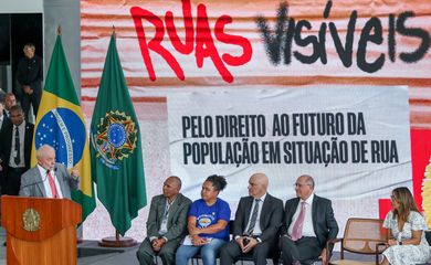 Brasília (DF), 11/12/2023, O presidente Luiz Inácio Lula da Silva, durante o lançamento do Plano Ruas Visíveis - Pelo direito ao futuro da população em situação de rua, no Palácio do Planalto. A iniciativa faz parte da celebração dos 75 anos da Declaração Universal dos Direitos Humanos e do Dia Internacional dos Direitos Humanos, comemorados ontem (10) em todo o mundo. Foto: Jose Cruz/Agência Brasil