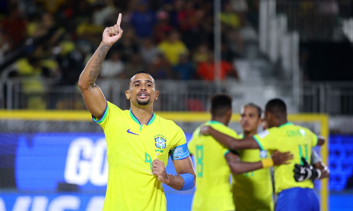 Rodrigo, camisa 9 e capitão da seleção, marca  duas vezes na goleda de 6 a 0 na Espanha, nas quarta de final da  Copa do Mundo de futebol de areia - beach soccer - em 08/05/2025