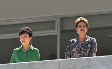 a Presidenta Dilma Rousseff recebe a Presidenta da Coreia Park Gevn-Hye no Palacio do Planalto.