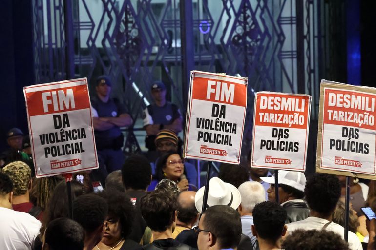 São Paulo (SP) 21/03/2025 - Dia Internacional pela Eliminação da Discriminação Racial, a Frente Povo Negro Vivo, composta por mais de 100 organizações da sociedade civil, participa de  ato público no Largo São Francisco, em frente à Faculdade de Direito da USP, no Centro de São Paulo. O evento tem como objetivo denunciar a violência policial e de Estado que atinge, de forma desproporcional, a população negra e periférica no Brasil, além de reivindicar o impeachment do governador Tarcísio de Freitas e do secretário de Segurança Pública, Guilherme Derrite.
 Foto: Paulo Pinto/Agencia Brasil