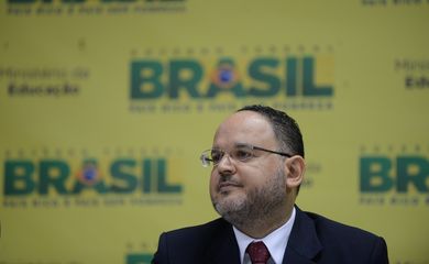 O ministro da Educação, Henrique Paim, participa do lançamento da II Edição do Prêmio Curta Histórias e das publicações: Livro Síntese da Coleção da UNESCO História Geral da África e Livro História e Cultura Africana e Afro-brasileira.