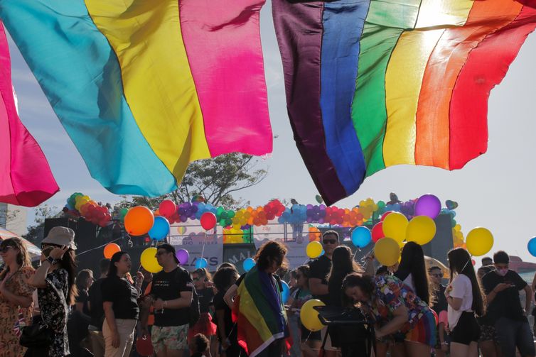 Fabio Rodrigues-Pozzebom/ Agência Brasil Após dois anos sem ser realizada, a 23ª Parada do Orgulho LGBTS acontece em Brasília