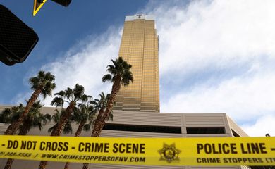 Trump Tower é vista atrás de uma fita amarela, depois que um Tesla Cybertruck pegou fogo na entrada do prédio em Las Vegas
01/01/2025
REUTERS/Ronda Churchill