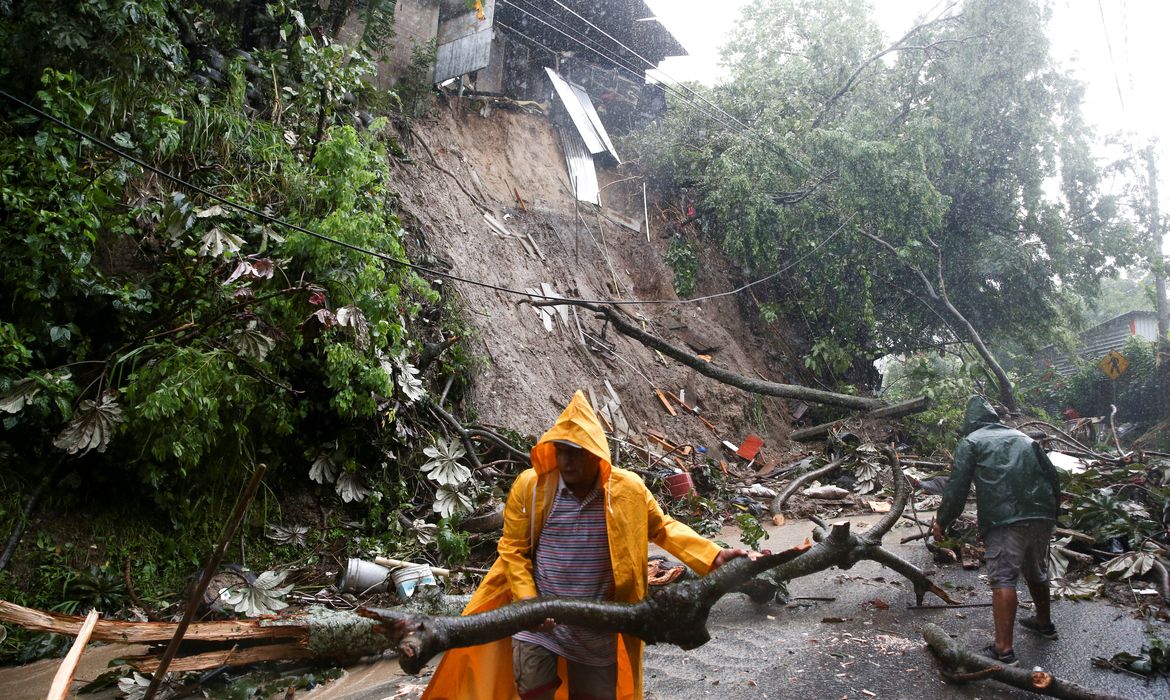 Tempestade Julia leva vento e chuva a San Salvador