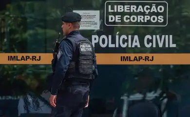 Rio de Janeiro (RJ), 01/11/2025 – Parente das vitimas da operação contenção chegando ao Instituto médico legal (IML) pra fazerem reconhecimento dos corpos.
Foto: Joédson Alves/Agência Brasil