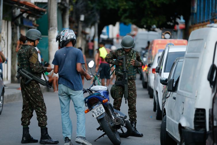 Militares do Exército participam de operação das forças de segurança na comunidade do Preventório, em Niterói.