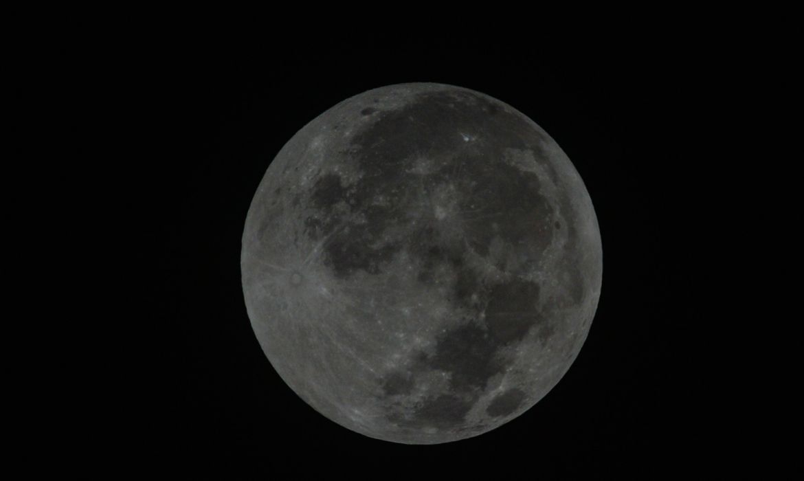 Lua avermelhada chama a atenção de brasilienses na madrugada, durante eclipse total (Marcello Casal Jr/Agência Brasil)