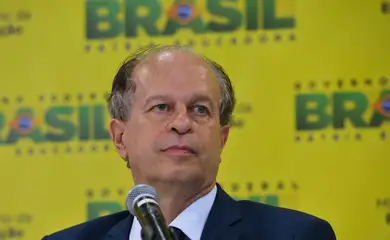 O novo ministro da Educação, Renato Janine Ribeiro, fala à imprensa após cerimônia de transmissão de cargo, no ministério (Valter Campanato/Agência Brasil)