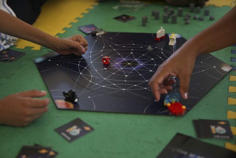 José Cruz/Agência Brasil A Abrace, uma associação de assistência social a crianças e adolescentes com câncer e doenças hematológicas, em parceria com o Centro Universitário do Distrito Federal, lança jogos para divertir e conscientiza crianças com câncer.