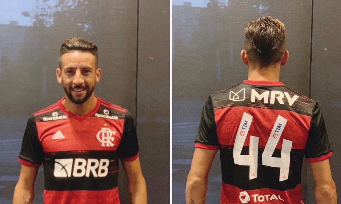 Flamengo fecha a contratação do lateral-direito Maurício Isla na Espanha -  Flamengo - Extra Online