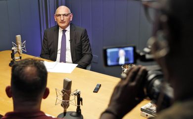Brasília (DF), 17/03/2025 - Elchin Amirbayov, embaixador e assessor da presidência do Azerbaijão, participa de entrevista para a Agência Brasil. Foto: Bruno Peres/Agência Brasil