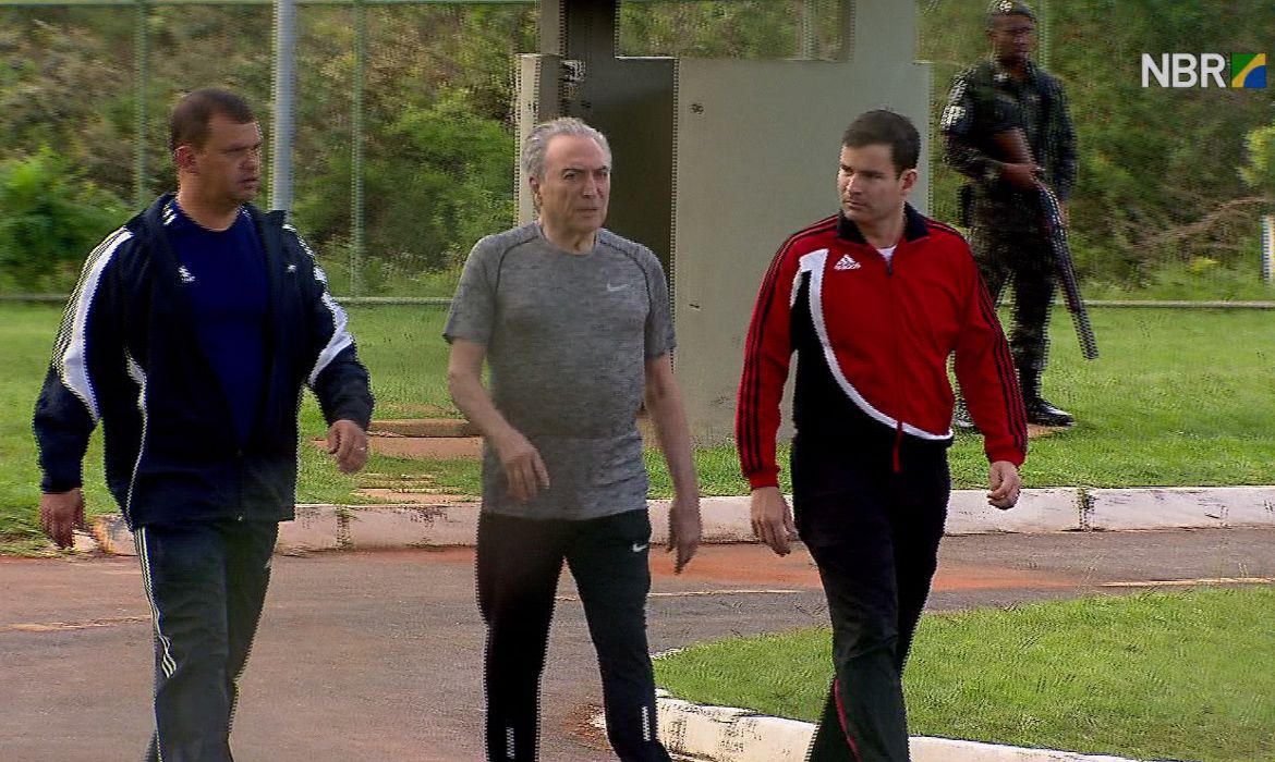 Brasília - Presidente Michel Temer faz caminhada no Palácio do Jaburu (Divulgação - TV NBr)