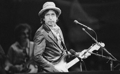 Imagem de arquivo de 1984 mostra o cantor e compositor norte-americano Bob Dylan se apresentando no estádio St. Jakob-Park, em Basel, na Suíça