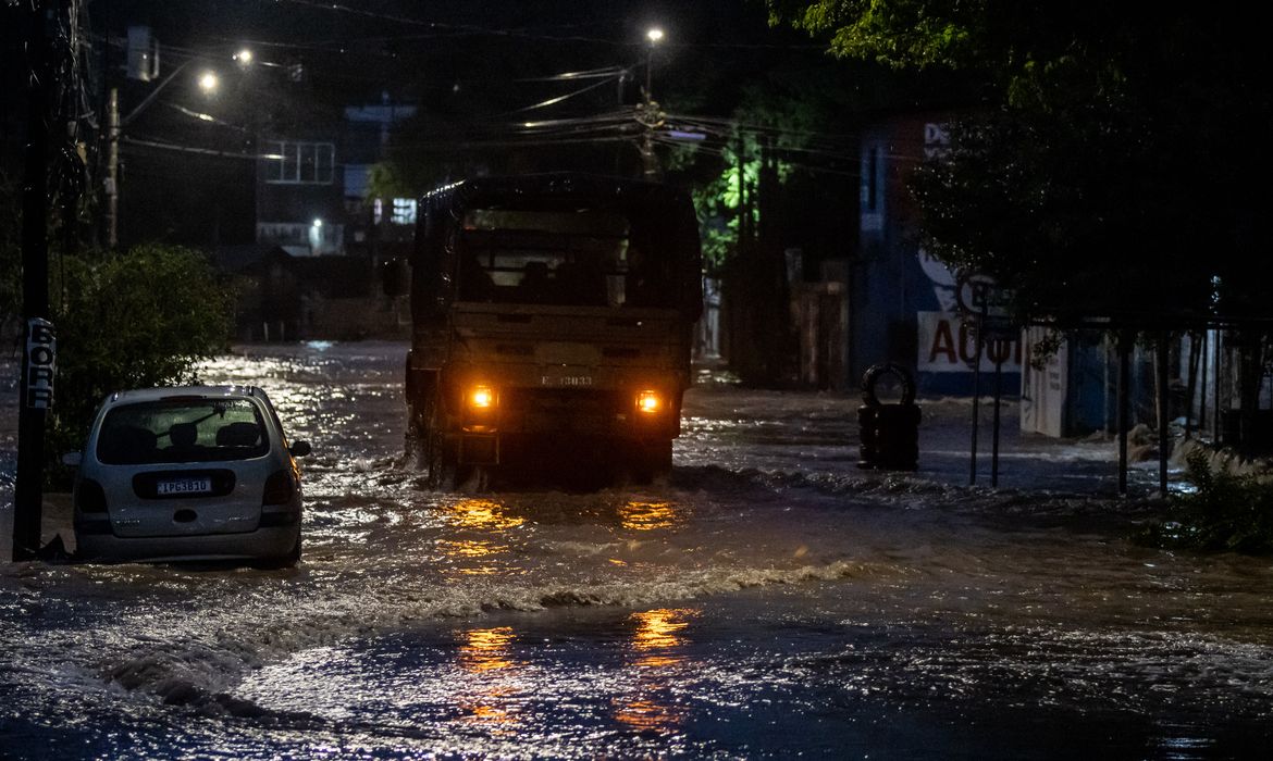 Porto Alegre (RS), 23/05/2024 – CHUVAS/ RS - ENCHENTES - Devido as fortes chuvas, o exército tem trabalhado para resgatar e ajudar a população de Porto Alegre. Foto: Rafa Neddermeyer/Agência Brasil