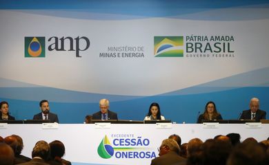 Membros do governo participam de megaleilão do pré-sal no Rio de Janeiro