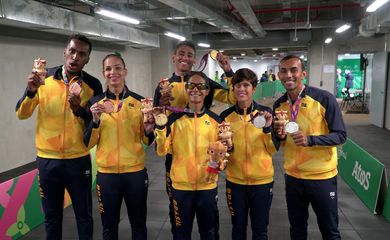 Atletas brasileiros comemoram medalhas conquistadas no Parapan de Lima