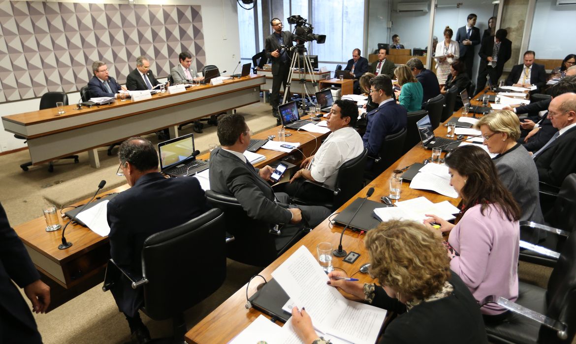 Brasília - Relator Antonio Anastasia lê o relatório na Comissão Especial do Impeachment no Senado sobre possível afastamento da presidenta Dilma Rousseff  (Fabio Rodrigues Pozzebom/Agência Brasil)