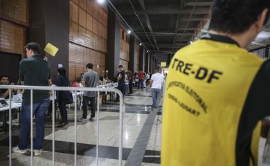  Eleitores que estão fora do domicílio eleitoral justificam a ausência na votação em um posto localizado em um shopping no centro de Brasília.