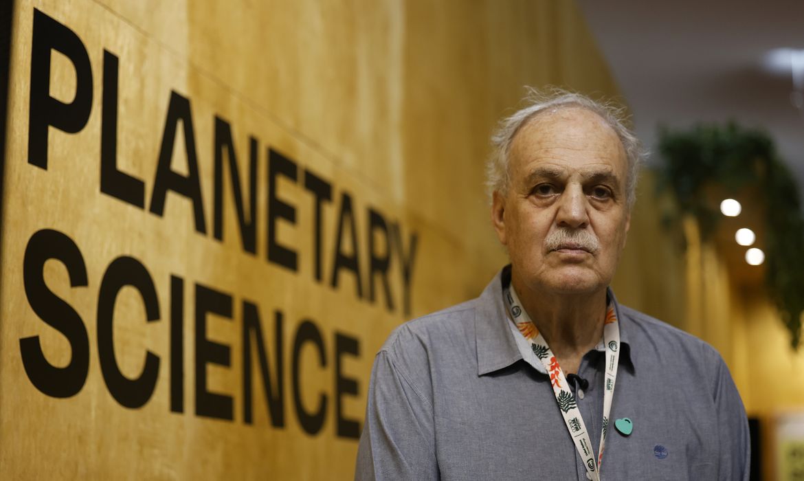 Belém (PA), 11/11/2025 - O meteorologista, pesquisador e professor, Carlos Nobre, participa da Conferência das Nações Unidas sobre Mudanças Climáticas (COP 30), em Belém Foto: Tânia Rêgo/Agência Brasil