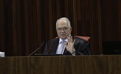 O ministro Edson Fachin durante julgamento do pedido de registro de candidatura de Luiz Inácio Lula da Silva para a presidência da República nas eleições de outubro, no TSE.