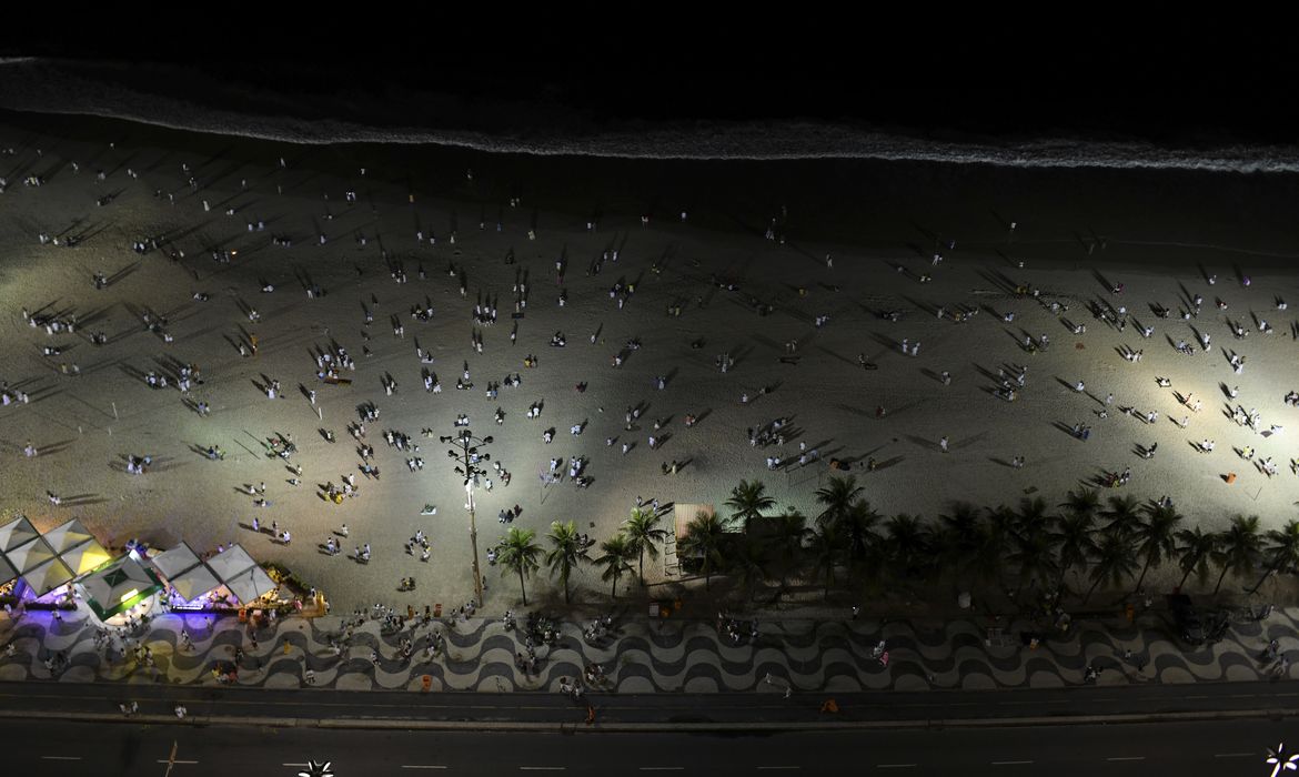 Réveillon, em meio ao surto da doença coronavírus (COVID-19), na praia de Copacabana, no Rio de Janeiro