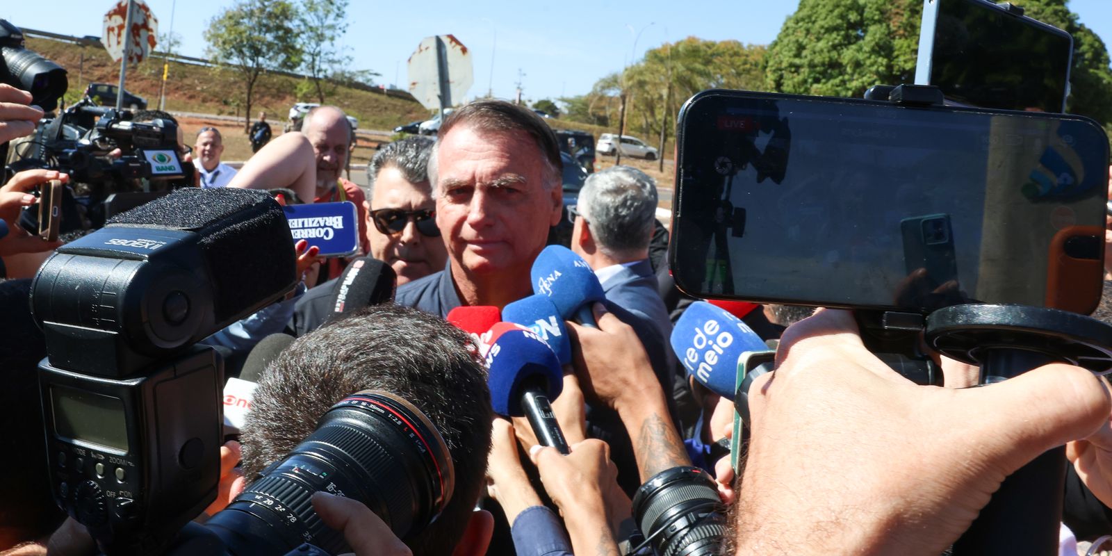 PF cumpre mandados na casa de Jair Bolsonaro, que usará tornozeleira