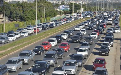 Pesquisa aponta que brasileiros são a favor de ações que reduzam espaço de veículos particulares nas ruas (José Cruz/Agência Brasil)